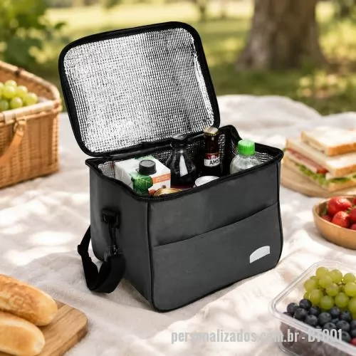 Bolsa térmica personalizada - Bolsa térmica com capacidade de até 13 litros, confeccionada em Oxford resistente à água e revestimento interno em folha de alumínio, ideal para conservar alimentos e bebidas por mais tempo. Possui fechamento em zíper, bolso frontal externo com plaqu