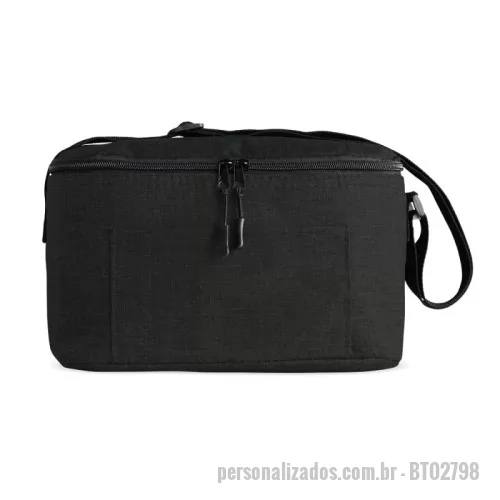 Bolsa térmica personalizada - Bolsa térmica 10 litros de poliéster. Contém bolso frontal com zíper e alça transversal regulável em nylon (não removível).  Altura :  15 cm  Largura :  26 cm  Profundidade :  17 cm  Medidas aproximadas para gravação (CxL):  9,5 cm x 17 cm  Peso aproximado (g):  152