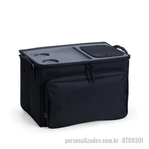 Bolsa térmica personalizada - Bolsa térmica dobrável confeccionada em poliéster com capacidade de até 36 litros. Possui revestimento térmico em PEVA atóxico, tampa rígida de plástico PE com espaço para copos ou latas e abertura com fechamento em velcro. Conta ainda com compartimento frontal, duas alças de mão em nylon e acompanha alça transversal ajustável com apoio para o ombro.  Altura :  28 cm  Largura :  40 cm  Profundidade :  25 cm  Medidas aproximadas para gravação (CxL):  17,5 cm x 34 cm  Tamanho total aproximado  (CxL):  Alça: 87,4 cm  Peso aproximado (g):  1199