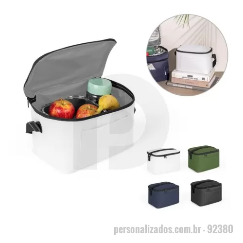 Bolsa térmica personalizada - Bolsa térmica em poliéster reciclado 600D, com alça em webbing ajustável. Composta por um compartimento principal espaçoso e um bolso frontal. O interior forrado em PEVA garante um bom isolamento térmico permitindo a conservação do frio por mais tempo. Capacidade 7 L. 240 x 165 x 160 mm