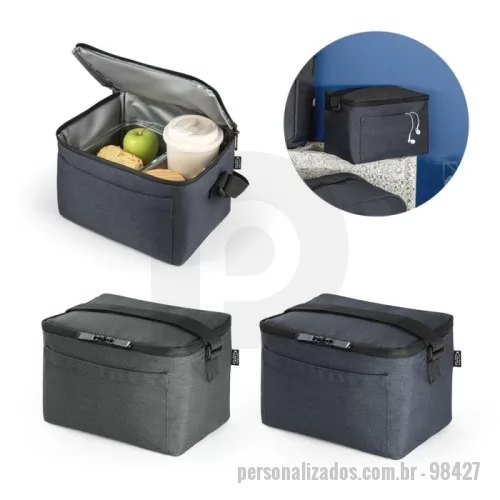 Bolsa térmica personalizada - Bolsa térmica em poliéster reciclado 600D com interior forrado em PEVA. Alça ajustável em webbing, bolso frontal e fecho duplo. Capacidade até 6 L. Certificação EU Food Grade. 240 x 170 x 170 mm