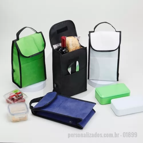 Bolsa térmica personalizada - : Bolsa térmica compacta feita em rPET, material reciclável e resistente à água. Com capacidade para até 4 litros, conta com revestimento interno em manta de alumínio, além de bolso frontal, fechamento do compartimento principal em velcro e alça de mão costurada na parte superior.
