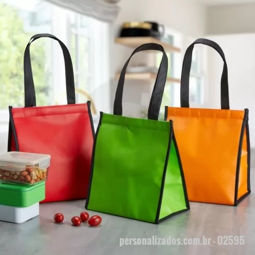 Bolsa térmica personalizada - Bolsa térmica feita em TNT impermeável com detalhes e alças costuradas em nylon e capacidade máxima de 7 litros. Possui revestimento interno em manta de alumínio, que mantém a temperatura de alimentos e bebidas por mais tempo