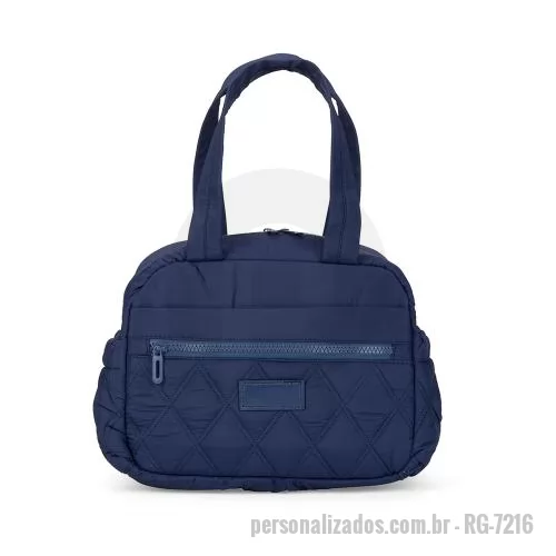 Bolsa térmica personalizada - Bolsa térmica com capacidade máxima de 7 litros e fechamento em zíper. Confeccionada em poliéster impermeável, apresenta revestimento térmico em PEVA e estrutura interior acolchoada. Conta ainda com dois compartimentos frontais externos, sendo um com