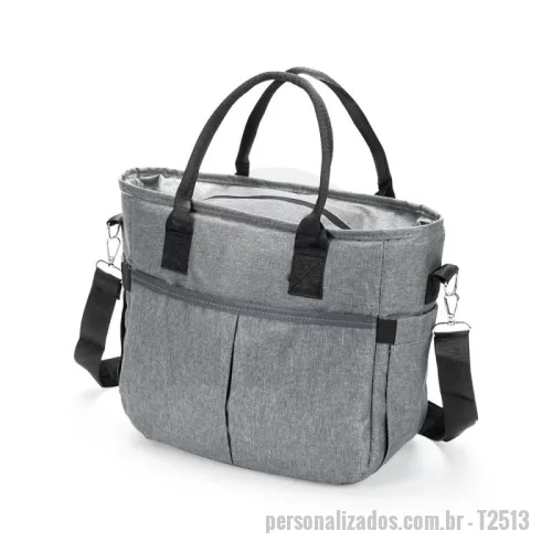 Bolsa térmica personalizada - Bolsa térmica com capacidade máxima de 11 litros. Confeccionada em tecido Oxford Catiônico 300D resistente à água, apresenta revestimento térmico em PEVA com costura soldada antivazamento. Conta ainda com quatro bolsos externos, incluindo bolso com fechamento em zíper, um bolso aberto na parte oposta e dois laterais com elástico, além de um par de argolas para encaixe de alça transversal. Dispõe de duas alças de mão, fechamento do compartimento térmico por zíper e acompanha alça transversal ajustável com fivela e mosquetões metálicos. Gravação da logomarca em 1 cor já inclusa.