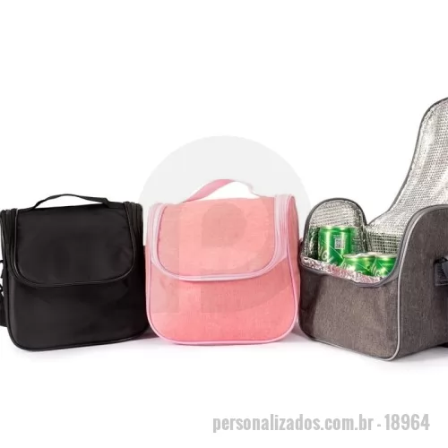Bolsa térmica personalizada - Bolsa térmica com capacidade de 6 litros. Feita em Oxford resistente à água, possui abertura frontal em zíper, além de revestimento interno em alumínio EPE, que ajuda a conservar a temperatura de alimentos e bebidas por mais tempo. Conta com uma alça superior e uma alça transversal fixas.