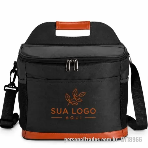 Bolsa térmica personalizada - Bolsa térmica confeccionada em Oxford impermeável, com detalhes em couro sintético, fechamento em zíper e capacidade de até 11 litros. Possui revestimento interno em PEVA, que proporciona a conservação de temperatura de alimentos e bebidas por mais tempo. Conta com bolso frontal aberto, dois laterais em tela de nylon com elástico, alça de mão, alça transversal ajustável e abridor de garrafas em inox fixado em uma das laterais.  Altura :  22 cm  Largura :  28 cm  Profundidade :  19 cm