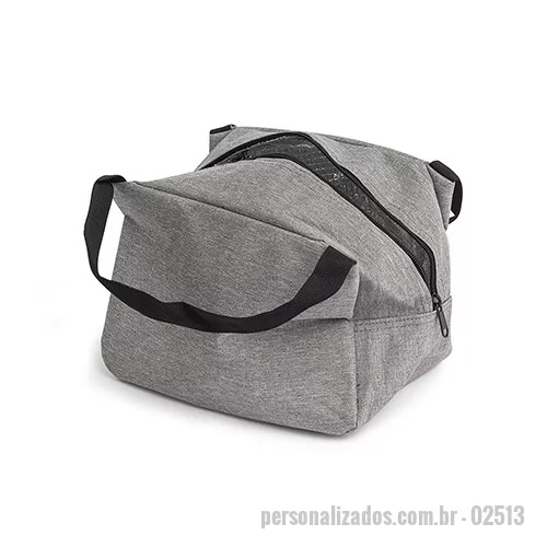 Bolsa térmica personalizada - bolsa térmica com capacidade máxima de 7 litros. Confeccionada em tecido Oxford Catiônico 300D resistente à água, apresenta revestimento térmico em PEVA com costura soldada antivazamento. Conta ainda com quatro bolsos externos, incluindo bolso com fechamento em zíper, um bolso aberto na parte oposta e dois laterais com elástico, além de um par de argolas para encaixe de alça transversal. Dispõe de duas alças de mão, fechamento do compartimento térmico por zíper e acompanha alça transversal ajustável com fivela e mosquetões metálicos.