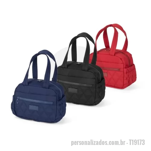 Bolsa térmica personalizada - Bolsa térmica com capacidade máxima de 7 litros e fechamento em zíper. Confeccionada em poliéster impermeável, apresenta revestimento térmico em PEVA e estrutura interior acolchoada. Conta ainda com dois compartimentos frontais externos, sendo um com fechamento em zíper e outro em velcro, além de dois bolsos abertos com elástico, duas alças de mão e uma plaquinha personalizável em couro sintético. Gravação da logomarca em 1 cor já incluso.
