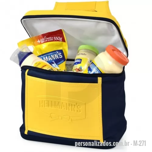 Bolsa térmica personalizada -  de Mão Acoplada M-271 Bolsa térmica grande que consegue armazenar alimentos frescos e manter bebidas geladas durante viagens, passeios, churrascos, entre outros momentos de lazer. O mais interessante em presentear com este brinde é justamente trazer sua marca do meio corporativo até os momentos de descontração de seus parceiros ou colaboradores. Um brinde promocional versátil e criativo!  Além da funcionalidade, o design é muito valorizado por nossa empresa: as cores, estampas e a aplicação da logomarca da sua empresa serão estrategicamente e esteticamente combinadas entre si.