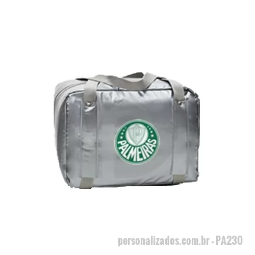 Bolsa térmica personalizada - Bolsa Térmica Capacidade para 15  litros, produzida em PVC brilhante espessura 0.20 disponível em cores sólidas externamente, forro em espumapac térmico de 4 mm e revestido em PVC 0.15 de cor branca, acabamento em solda eletrônica, zíper de nylon color com cursor de metal na parte superior e alças de mão envolvente ao corpo em polipropileno de 30 mm em cores medindo 2,8 metros fixado c/ rebite e reforço, logotipo estampado em silk e medindo: 34,0 com. X 24,0 alt. X 19 esp. 
