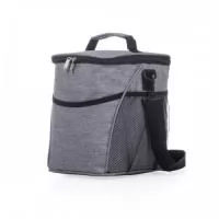 Bolsa Térmica Personalizada – Fabricação Própria EV Brindes  A Bolsa Térmica Personalizada é um brinde versátil, funcional e altamente valorizado pelos clientes. Ideal para transportar alimentos, bebidas, medicamentos e produtos que necessitam de conservação térmica, ela combina praticidade, durabilidade e grande potencial de divulgação da sua marca.  A EV Brindes possui fábrica própria especializada na produção de bolsas térmicas e lancheiras personalizadas, permitindo a fabricação em diversos tamanhos, modelos, materiais e cores. Desenvolvemos produtos sob medida para atender às necessidades específicas de cada projeto, garantindo um resultado exclusivo e alinhado à identidade visual da sua empresa.  Nossas bolsas térmicas podem ser totalmente personalizadas, desde a escolha dos tecidos, cores e aviamentos até os tipos de fechamento, bolsos e estampas. Dessa forma, sua marca ganha mais destaque e permanece presente no dia a dia dos clientes, colaboradores e parceiros.  Utilizar brind