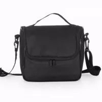 Bolsa Térmica Personalizada 8,5 Litros  A Bolsa Térmica Personalizada 8,5 Litros é a escolha ideal para quem busca praticidade, conservação térmica e excelente apresentação para ações promocionais e brindes corporativos. Fabricada com material externo em nylon resistente, oferece durabilidade e proteção para o transporte de alimentos, lanches e bebidas no dia a dia.  Seu design funcional conta com abertura frontal de fácil acesso, alça superior para transporte confortável e encaixes laterais para fixação de gancho ou alça adicional, proporcionando mais versatilidade durante o uso. Compacta e leve, é perfeita para trabalho, viagens, passeios, academia e atividades ao ar livre.  Com excelente área para personalização, transforma-se em um brinde útil e de grande exposição da marca, ideal para campanhas promocionais, eventos corporativos e ações de relacionamento com clientes.  Características  ? Capacidade de 8,5 litros ? Material externo em nylon resistente ? Revestimento térmico interno