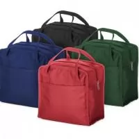 A Bolsa Térmica Personalizada 7,3 Litros é a escolha ideal para manter alimentos e bebidas na temperatura adequada durante viagens, passeios, eventos, ações promocionais e no dia a dia. Produzida em nylon resistente, combina praticidade, durabilidade e excelente acabamento.  Seu design moderno conta com bolso frontal externo com detalhe colorido, proporcionando um visual diferenciado e espaço extra para armazenar pequenos objetos. Possui alça de mão reforçada para transporte rápido e alça transversal ajustável e removível, oferecendo mais conforto e versatilidade de uso.  Personalizável com a logomarca da sua empresa, é um brinde corporativo funcional e de grande visibilidade, ideal para fortalecer sua marca em diversas ocasiões.  Características  ? Confeccionada em nylon resistente ? Capacidade de 7,3 litros ? Revestimento térmico interno ? Bolso frontal externo com detalhe colorido ? Alça de mão reforçada ? Alça transversal ajustável e removível ? Leve, prática e fácil de transportar
