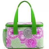 Bolsa Térmica Personalizada em Nylon 70/600 e Oxford  A Bolsa Térmica Personalizada é uma excelente opção para empresas que desejam oferecer um brinde útil, moderno e de grande visibilidade para clientes e colaboradores. Produzida em Nylon 70/600 e Oxford, combina resistência, durabilidade e excelente acabamento, garantindo praticidade para o dia a dia.  Com revestimento térmico interno, ajuda a conservar a temperatura de alimentos e bebidas por mais tempo, sendo ideal para trabalho, viagens, passeios, academia, praia e atividades ao ar livre. Seu amplo espaço interno proporciona capacidade para transportar lanches, marmitas, frutas, bebidas e outros itens com segurança e organização.  Disponível com personalização em serigrafia, sublimação ou etiqueta personalizada, valorizando a identidade visual da sua marca e transformando o produto em uma poderosa ferramenta de divulgação.  Características  ? Confeccionada em Nylon 70/600 e Oxford ? Revestimento térmico interno ? Estrutura resiste