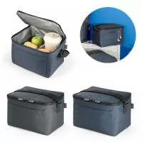 Bolsa térmica em rPET 600D com interior em PEVA. Alça ajustável em webbing, bolso frontal e fecho duplo. Capacidade até 7 L.