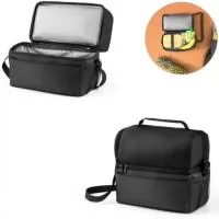 Bolsa Térmica em 300D e 840D Jacquard com interior impermeável em PEVA para facilitar a higienização. Contém 2 compartimentos principais, 1 bolso frontal com fecho e 1 bolso lateral em rede. Possui um bolso com fecho principal duplo, alça em webbing ajustável e pega de mão almofadada. A bolsa térmica tem capacidade até 7 L. 270 x 240 x 150 mm