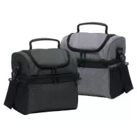 Bolsa térmica dupla de nylon com três compartimentos, capacidade de 16 litros. Contém dois compartimentos térmicos isolados, sendo o principal com costura soldada (não vaza). A bolsa possui alça de mão com pegador plástico, bolsos laterais em malha e acompanha alça transversal.