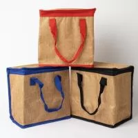 Confeccionada em linho, esta bolsa térmica com capacidade de até 17 litros, alia a durabilidade com a sustentabilidade, além de possuir uma textura fresca e natural.