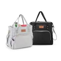 Bolsa térmica 16 Litros eficiente para passeios, faculdade ou trabalho? Nossa bolsa térmica de 16 litros é a escolha perfeita! Feita com tecido Oxford, ela possui dois compartimentos, incluindo um frontal, além de bolsos laterais com elástico para ma