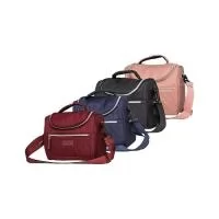 Aliada para manter os alimentos frescos e saudáveis por mais tempo! Mais do que uma Bolsa térmica 8 litros, possui um design moderno que lembra uma bolsa casual, trazendo praticidade e estilo para o dia a dia. Produzida em poliéster com detalhes em couro sintético, ela conta com dois compartimentos com revestimento interno em PEVA atóxico: um frontal, ideal para utensílios, guardanapos ou pequenos itens, e o principal, perfeito para marmitas, lanches, sucos e muito mais! Além disso, possui duas alças, uma de mão e outra de ombro, ajustáveis, garantindo conforto e versatilidade ao carregar. Os detalhes no zíper e a etiqueta em couro sintético dão um toque sofisticado e criam um espaço ideal para destacar a marca dos seus clientes.