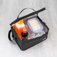Descrição: Bolsa térmica de nylon 4 litros com plaquinha metálica fixa.  Medidas aproximadas para gravação (CxL):  1,2 cm x 3,3 cm  Tamanho total aproximado  (CxL):  15 cm x 24,2 cm x 16 cm  Peso aproximado (g):  133
