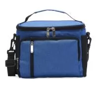 Aliada para manter os alimentos frescos e saudáveis por mais tempo! Mais do que uma Bolsa térmica 8 litros, possui um design moderno que lembra uma bolsa casual, trazendo praticidade e estilo para o dia a dia. Produzida em poliéster com detalhes em couro sintético, ela conta com dois compartimentos com revestimento interno em PEVA atóxico: um frontal, ideal para utensílios, guardanapos ou pequenos itens, e o principal, perfeito para marmitas, lanches, sucos e muito mais! Além disso, possui duas alças, uma de mão e outra de ombro, ajustáveis, garantindo conforto e versatilidade ao carregar. Os detalhes no zíper e a etiqueta em couro sintético dão um toque sofisticado e criam um espaço ideal para destacar a marca dos seus clientes.