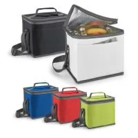 Bolsa térmica em 600D com alça ajustável em webbing, bolso frontal e capacidade até 9 L. Certificação EU Food Grade. 240 x 220 x 170 mm