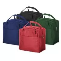 Manter líquidos e alimentos quentes ou frios por mais tempo de forma prática e elegante é bem simples com esta bolsa térmica. Com a capacidade máxima de 7 litros, ela é feita em tecido Oxford resistente à água e conta com revestimento interno em alumínio, material antivazamento, tornando-a ideal para transportar marmitas, lanches, frutas e todos os tipos de bebidas durante o dia a dia sem abrir mão do estilo. Possui bolsos abertos nas partes frontal e traseira, sob medida para levar talheres e outros objetos menores. Além disso, conta com fechamento em zíper e um par de alças de mão para facilitar o transporte da bolsa térmica para qualquer lugar. Acompanha plaquinha metálica.