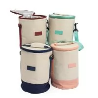 A bolsa térmica perfeita para o seu dia a dia! Feita em tecido Oxford com capacidade de 8 litros, seu formato cilíndrico garante mais espaço interno, além de um revestimento térmico em alumínio para manter bebidas e alimentos na temperatura ideal. Com alça de ombro ajustável e removível, ela é prática e versátil, tornando-se o item certo para viagens, aventuras ao ar livre, trabalho ou academia. Companheira indispensável para manter tudo organizado.