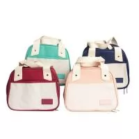 Leve lanches, petiscos ou refeições para passeios, ou trabalho com a nossa bolsa térmica de 5 litros. Com espaço para diversas delícias, ela é perfeita para manter a qualidade dos alimentos. Resistente à água, produzida em nylon, suas alças são em couro sintético, que oferece um toque de charme à bolsa. Além disso, conta com um bolso frontal para guardanapos, talheres ou o que desejar, e ainda oferece espaço para personalização.