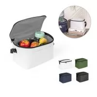 Bolsa térmico em poliéster reciclado 600D, com alça em webbing ajustável. Composto por um compartimento principal espaçoso e um bolso frontal. O interior forrado em PEVA garante um bom isolamento térmico permitindo a conservação do frio por mais temp