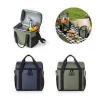 Bolsa térmica almofadada ripstop em poliéster reciclado 600D. Composto por 1 compartimento principal espaçoso com fecho duplo e 2 bolsos laterais em tela mesh para pequenos objetos. O interior forrado em PEVA garante um bom isolamento térmico permiti