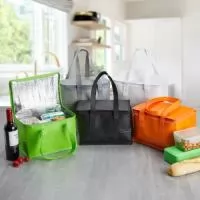 Descrição: Bolsa térmica em TNT 10 Litros.  Altura :  17 cm  Largura :  24,8 cm  Profundidade :  15,6 cm  Medidas aproximadas para gravação (CxL):  9 cm x 24,5 cm