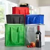 Descrição: Bolsa térmica em TNT 13 litros com bolso frontal  Altura :  29 cm  Largura :  25 cm  Profundidade :  13 cm  Medidas aproximadas para gravação (CxL):  17 cm x 24 cm