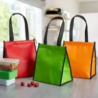 Descrição: Bolsa térmica feita em TNT impermeável com capacidade máxima de 12 litros. Possui revestimento interno em manta de alumínio, que mantém a temperatura de alimentos e bebidas por mais tempo.  Altura :  28 cm Largura :  24,5 cm Profundidade :  16 cm Medidas aproximadas para gravação (CxL):  24 cm 