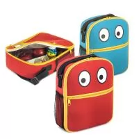 Bolsa térmica para criança em 600D com bolso frontal, fechamento com zíper e bolso lateral em tela mesh. Contém alça ajustável em webbing. Capacidade até 4 L. Certificação EU Food Grade. 190 x 230 x 80 mm