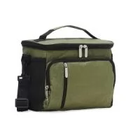 Bolsa térmica de poliéster com três compartimentos, capacidade de 11 litros. A bolsa possui revestimento térmico em PEVA atóxico com costura soldada (não vaza), alça de mão, bolsos laterais telados e acompanha alça transversal.