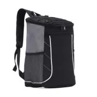 Bolsa térmica de poliéster com dois compartimentos, capacidade de 19 litros. A bolsa possui revestimento térmico em PEVA atóxico com costura soldada antivazamento, bolsos laterais telados, alça de mão e alça para as costas com revestimento espumado.