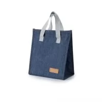 Bolsa térmica confeccionada em Oxford com capacidade de 6 litros com fechamento em velcro. Contém alças de mãos e plaquinha personalizável fixa.