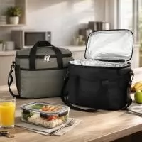 Bolsa térmica confeccionada em couro sintético a partir do PVC impermeável, com capacidade máxima de 12 Litros e revestimento interno em filme de alumínio, que mantém a temperatura de alimentos e bebidas por mais tempo. Possui alças de mão costuradas em poliéster, além de um par de argolas plásticas para engate de alça e três bolsos externos abertos, sendo dois em tela de malha com elástico. Acompanha alça transversal ajustável.  Altura: 23 cm Largura: 28 cm Profundidade: 18,5 cm Medidas aproximadas para gravação(CxL): 12 cm x 25 cm Peso aproximado(g): 391