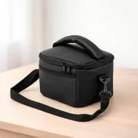 Bolsa térmica em tecido emborrachado impermeável com fechamento em zíper com capacidade para até 5 litros. Conta com revestimento térmico interno em espuma PAC e revestimento de folha de PVC antivazamento, além de bolso em malha costurado na parte interna da tampa. Possui ainda bolso frontal e alça de mão com revestimento em espuma. Acompanha alça transversal ajustável.  Altura: 14 cm Largura: 20,5 cm Comprimento: Alça 75 cm Medidas aproximadas para gravação(CxL): 8 cm x 16 cm Peso aproximado(g): 329