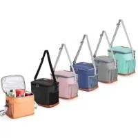 Bolsa térmica confeccionada em Oxford impermeável, com detalhes em couro sintético, fechamento em zíper e capacidade de até 11 litros. Possui revestimento interno em PEVA, que proporciona a conservação de temperatura de alimentos e bebidas por mais tempo. Conta com bolso frontal aberto, dois laterais em tela de nylon com elástico, alça de mão, alça transversal ajustável e abridor de garrafas em inox fixado em uma das laterais.  Altura :  22 cm  Largura :  28 cm  Profundidade :  19 cm