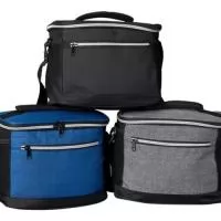 Bolsa térmica em nylon impermeável, compartimento principal térmico com manta de alumínio, alça transversal, capacidade até 4 litros e tamanho aproximado 14x20x16 cm.
