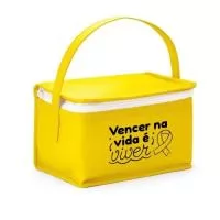 Sua marca sempre presente, mesmo na hora do almoço. A bolsa térmica personalizada Izmir é mais do que um brinde: é uma ferramenta poderosa para fortalecer o relacionamento com seus colaboradores e clientes. Com design moderno e capacidade para até 3L, ela é perfeita para manter alimentos e bebidas na temperatura ideal. Produzida com material de alta qualidade e certificação EU Food Grade, garantindo segurança e durabilidade. Personalize com sua logo e mensagem e veja sua marca ganhar vida a cada uso!