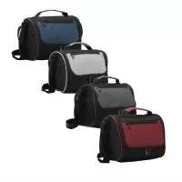 Bolsa térmica de poliéster com dois compartimentos, capacidade de 7 litros. A bolsa possui revestimento térmico em PEVA atóxico, alça de mão, bolsos laterais telados e alça transversal.