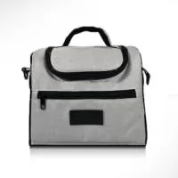 Bolsa termica, produzida em material nylon meslca, forrada e almofadas com proteção termica, possui fechamento em zíper, bolso frontal com fechamento em zíper, alça de mão almofada, e alça de ombro transversal.  Medidas aproximadas 25,0 largura x 20,0 altura x 20,0 profundidade.