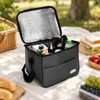 Bolsa térmica com capacidade de até 13 litros, confeccionada em Oxford resistente à água e revestimento interno em folha de alumínio, ideal para conservar alimentos e bebidas por mais tempo. Possui fechamento em zíper, bolso frontal externo com plaqu