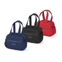 Bolsa térmica com capacidade máxima de 7 litros e fechamento em zíper. Confeccionada em poliéster impermeável, apresenta revestimento térmico em PEVA e estrutura interior acolchoada. Conta ainda com dois compartimentos frontais externos, sendo um com fechamento em zíper e outro em velcro, além de dois bolsos abertos com elástico, duas alças de mão e uma plaquinha personalizável em couro sintético. Gravação da logomarca em 1 cor já incluso.