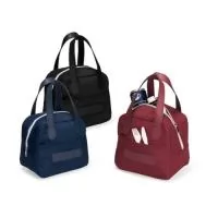 Bolsa térmica com capacidade máxima de 6 litros e fechamento em zíper. Confeccionada em poliéster, apresenta revestimento térmico em folha de alumínio e um bolso frontal aberto. Possui duas alças de mão e uma placa personalizável costurados em poliuretano (PU).  Altura :  20,5 cm  Largura :  22,5 cm  Profundidade :  14 cm  Comprimento :  Alças 47 cm